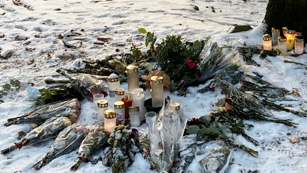 Ljus och blommor nedlagt i det område där en kvinna dödades i Gnosjö.