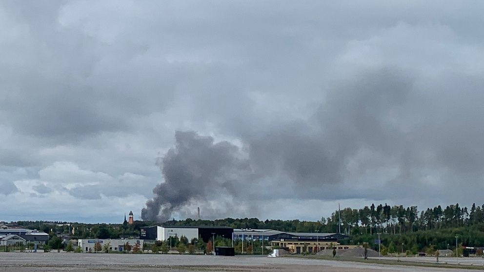 Bild tagen in mot Katrineholm som visar rökutveckling från en brand.