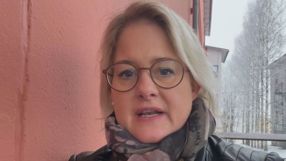 Kristina Eriksson (C) – blond kvinna med glasögon – står vid en husvägg med snötäckta träd i bakgrunden.