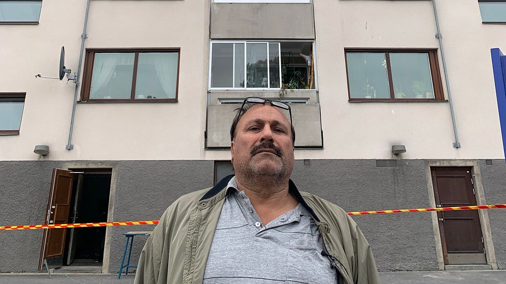 Syed Shahid Abbas utanför huset där hans lägenhet brann.