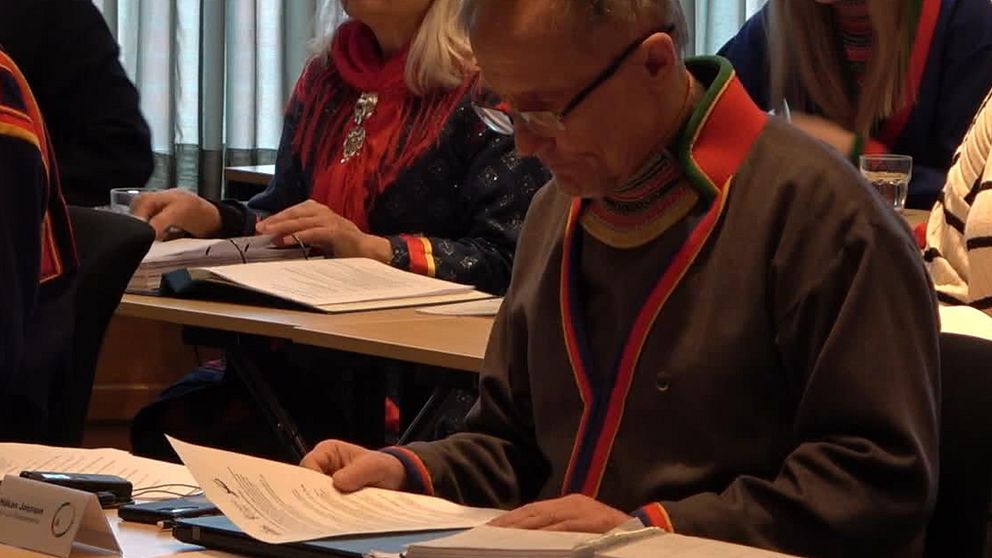 Sametingets styrelseordförande Håkan Jonsson läser