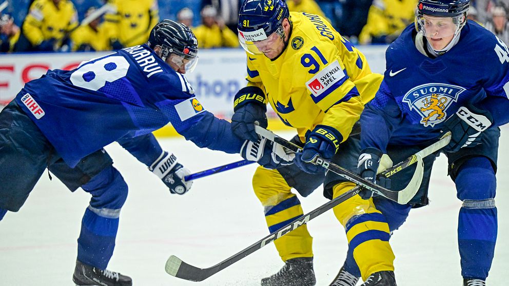 Kamp om pucken mellan tre spelare.