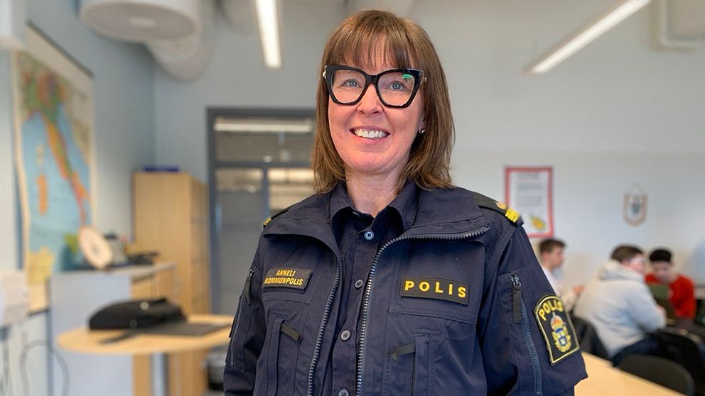 Kommunpolis Anneli Svensson i ett klassrum.