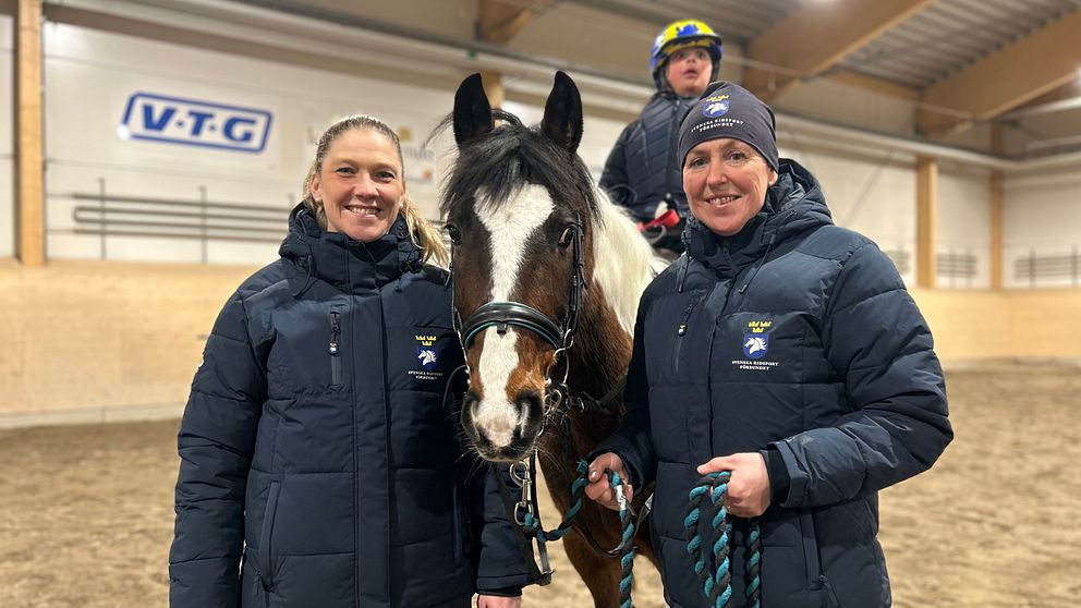 Ridlärarna Sara Nilsson och Carola Wallin som håller i en häst från  deras pararidning på Kramfors ridklubb.