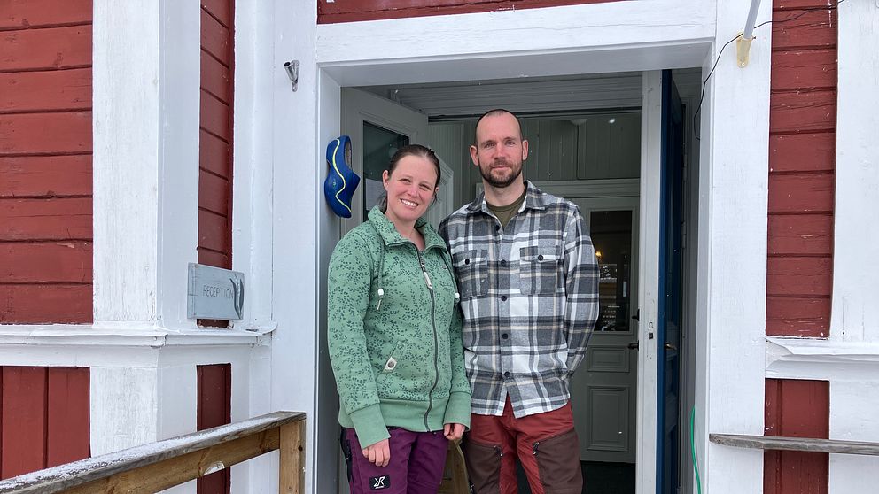 Par står i dörren till sitt vandrarhem i Håvra, Ljusdals kommun