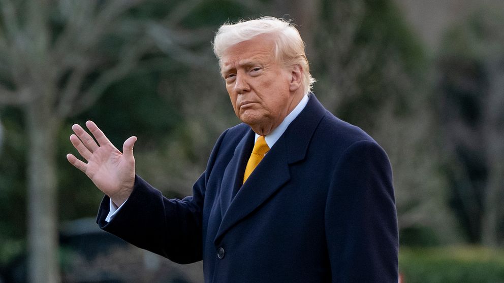USA:s president Donald Trump vinkar utomhus.