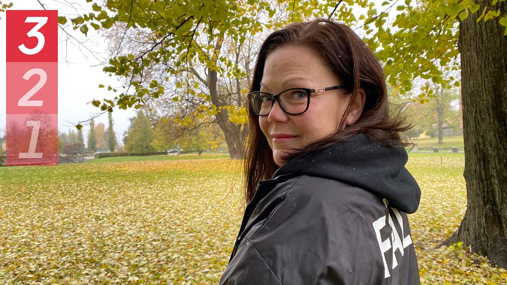Linda Lindgren, teamledare för de fältande socialsekreterarna i Västerås, i jacka med texten ”Fält” i Vasaparken i Västerås på hösten