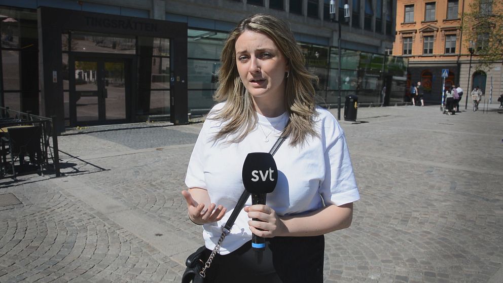 SVT:s reporter framför tingsrätten.