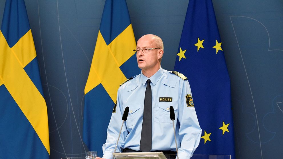 En bild på tidigare polismästaren Mats Löfving på en presskonferens.