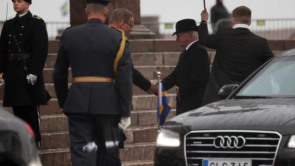Ruotsin kuningas Kaarle XVI Kustaa saapui presidentti Martti Ahtisaaren hautajaisiin Helsingin tuomiokirkossa perjantaina.