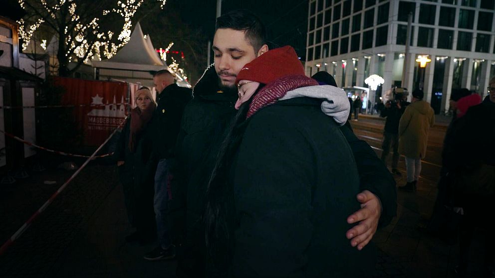 Sarah Puhl och Leon Füllmayer bor nära julmarknaden i Magdeburg och hade planerat att gå dit under fredagskvällen.
I stället bevittnade de gripandet av den 50-årige man som är misstänkt för dådet från sin balkong.