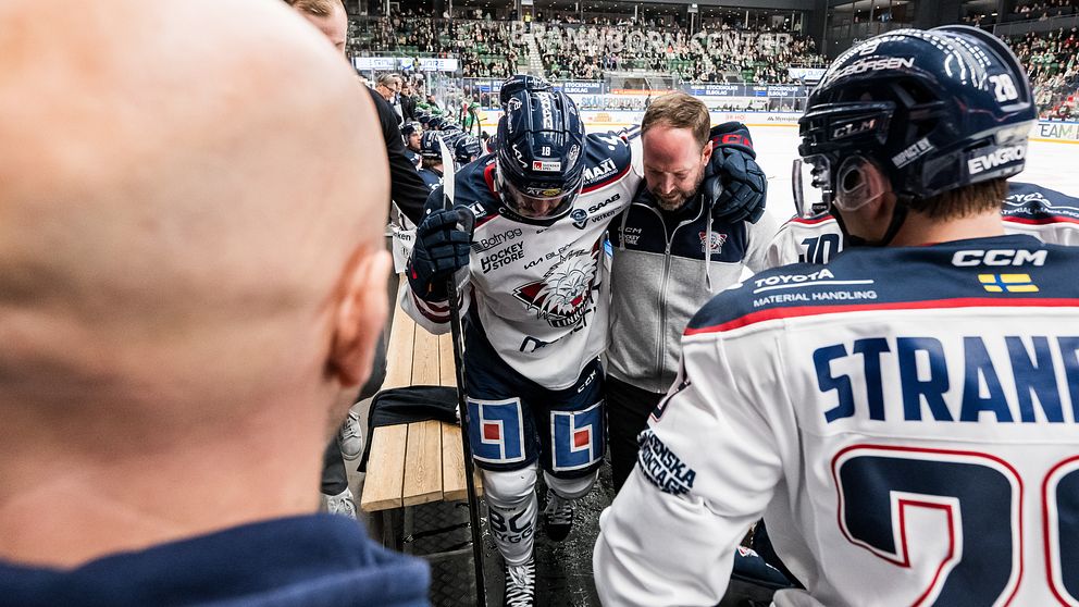 Linköpings center Remie Elie leds av isen skadad.