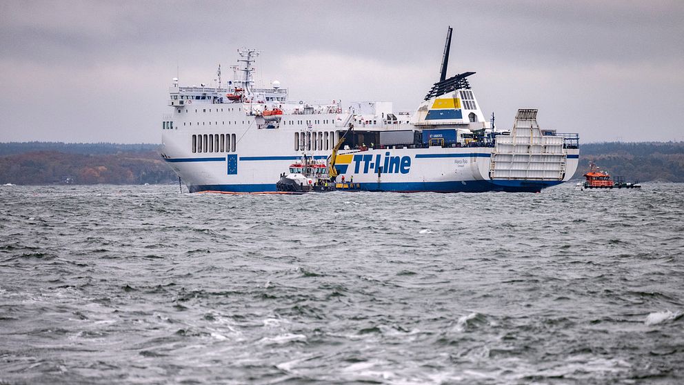 TT-lines färjan Marco Polo som stått på grund utanför Hörvik sedan en vecka tillbaka. Två bogserbåtar ligger intill.
