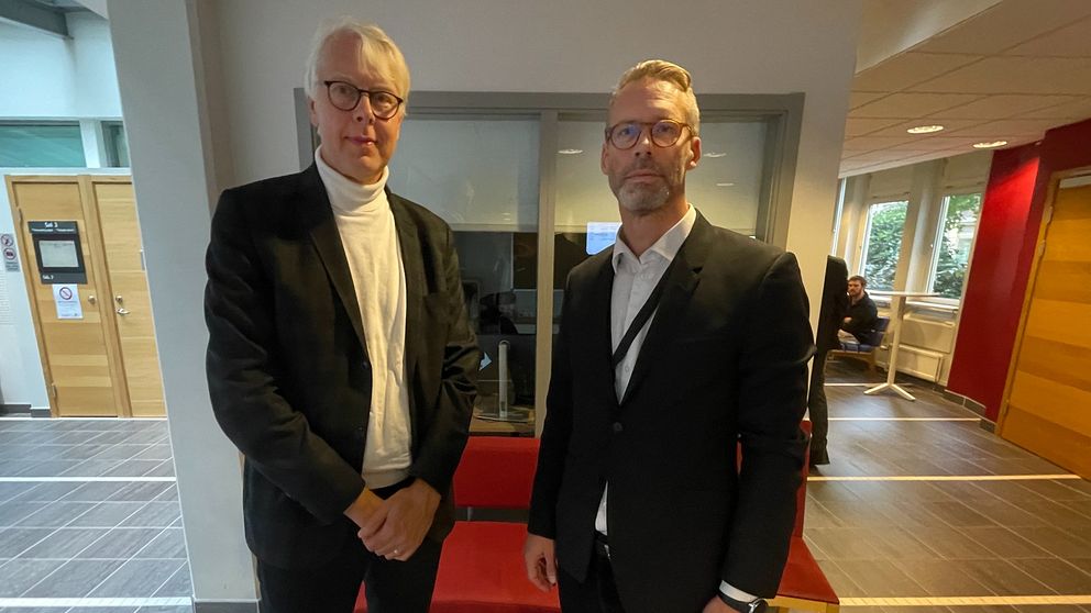 Thomas Forsberg och Mats Jansson från riksenheten mot korruption står inne i Sundsvalls tingsrätt. De tittar in i kameran.