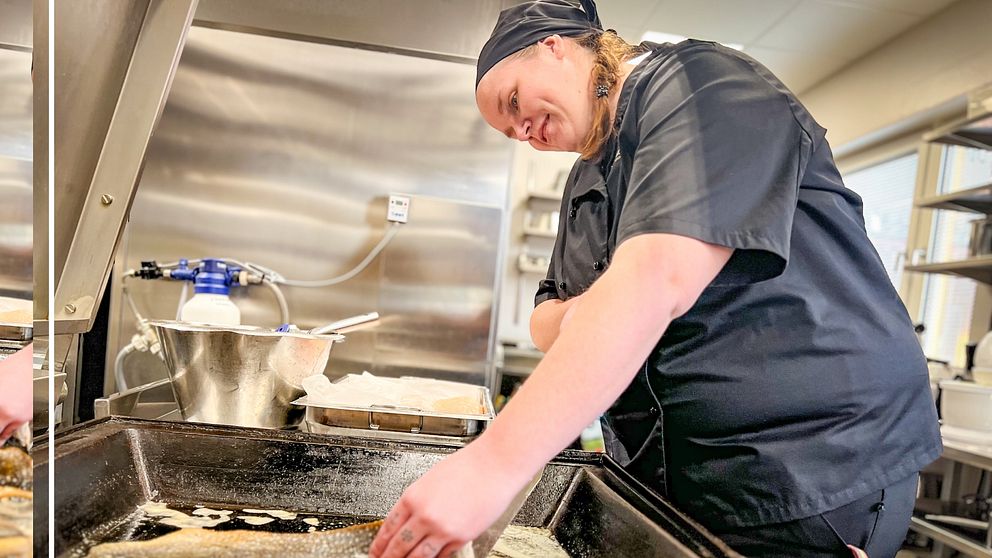 Kock i storkök steker en rödingfilé. kanadaröding från Storsjön serverades äldre i Krokom.