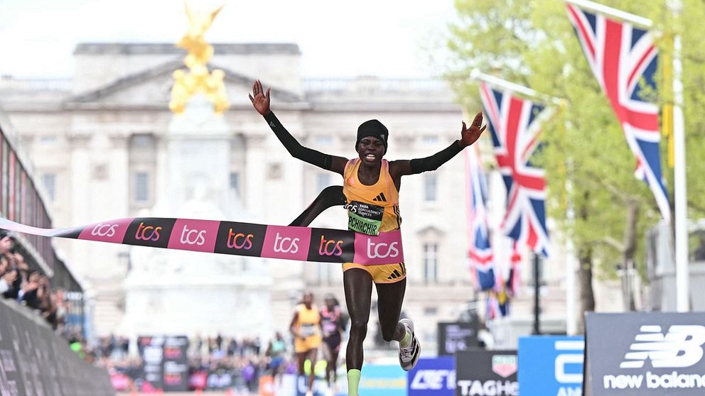 Perers Jepchirchir sprang det snabbaste kvinnliga maratonloppet genom tiderna.