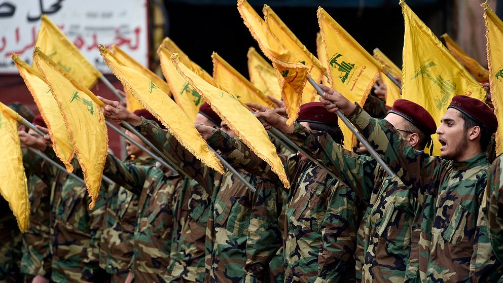 Hizbollah-soldater med flaggor