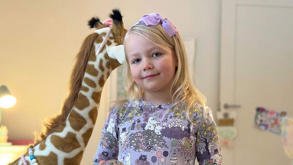 Vilma Varodell, 6 år, visar leksaker som hon skänker bort före julen till familjer som har det kämpigt ekonomiskt