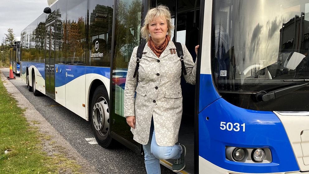 Nina Höijer (S) ordförande i kollektivtrafiknämnden kliver ur en länsbuss