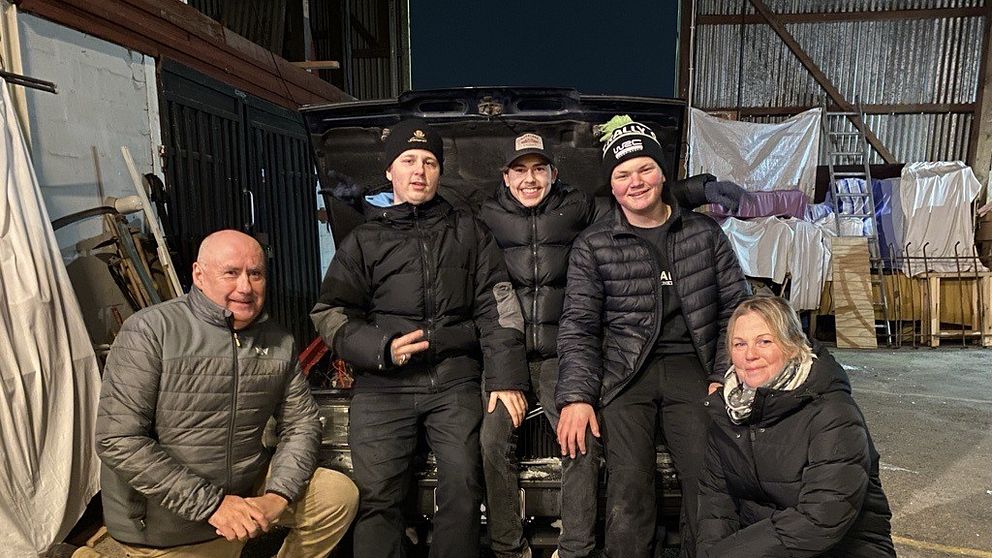 I klippet kan du se Mats Sjöö, från studieförbundet NBV, Melvin Allarud Vieweg, Anton Sääf, Liam Sundh berätta vad de tycker om initiativet med ett garage för ungdomar att meka i. På bilden syns även Caroline Tysell, från NBV.