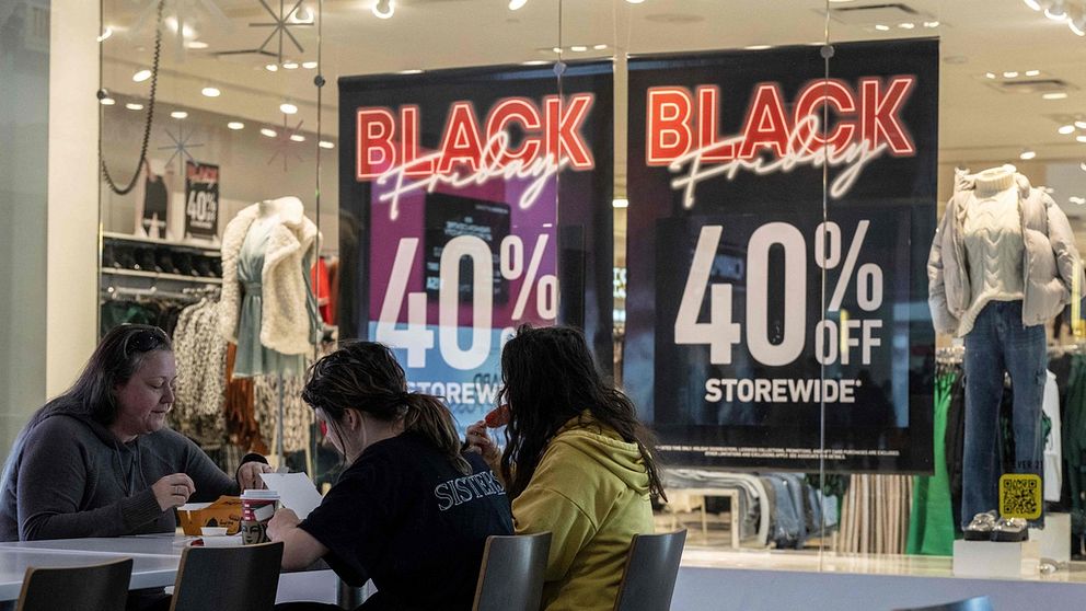 Skyltfönster med black friday rea-skyltar.