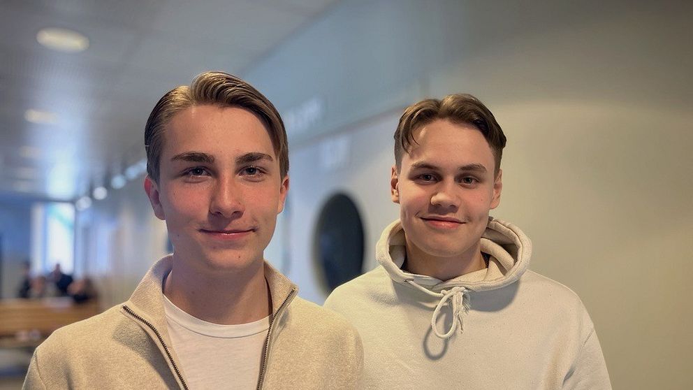två elever i korridoren på Iggesunds skola