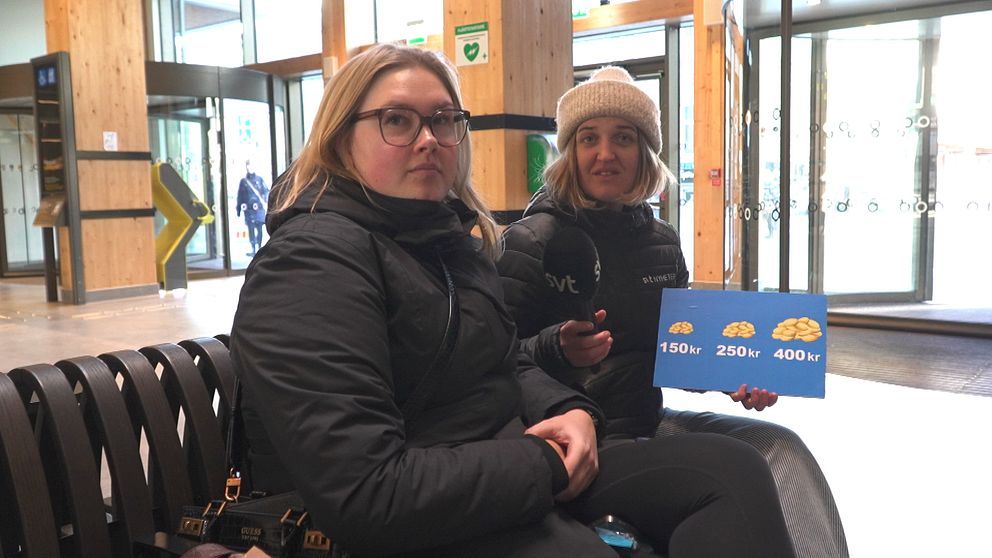 En kvinna och en reporter på Växjö station