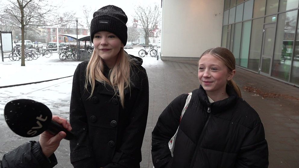 Två flickor blir intervjuade