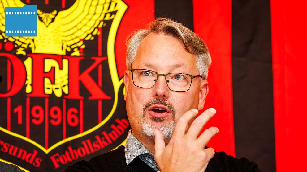 Person står framför Östersunds FK:s emblem.