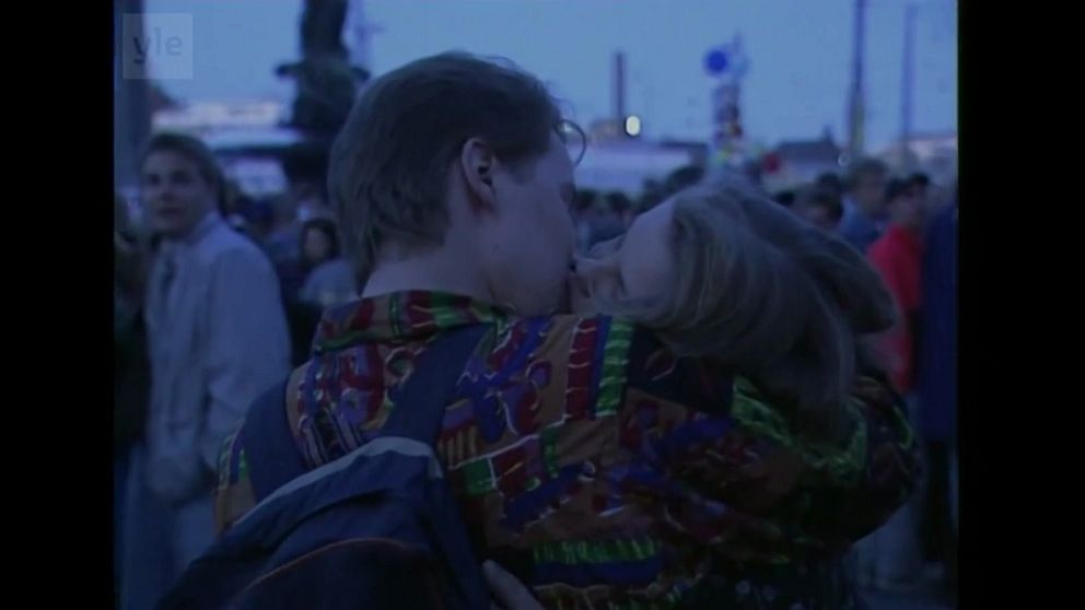 ett kyssande par på valborgsnatten