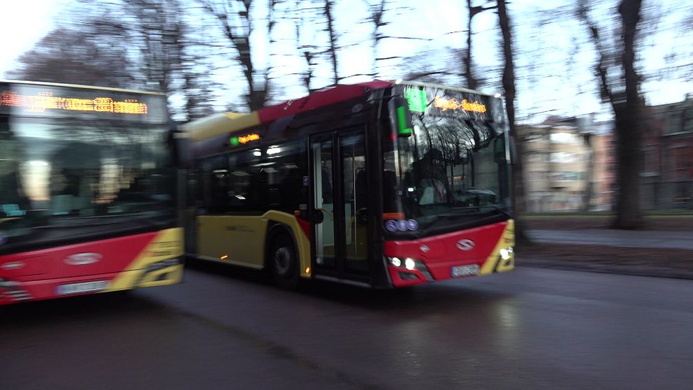 En buss som åker förbi