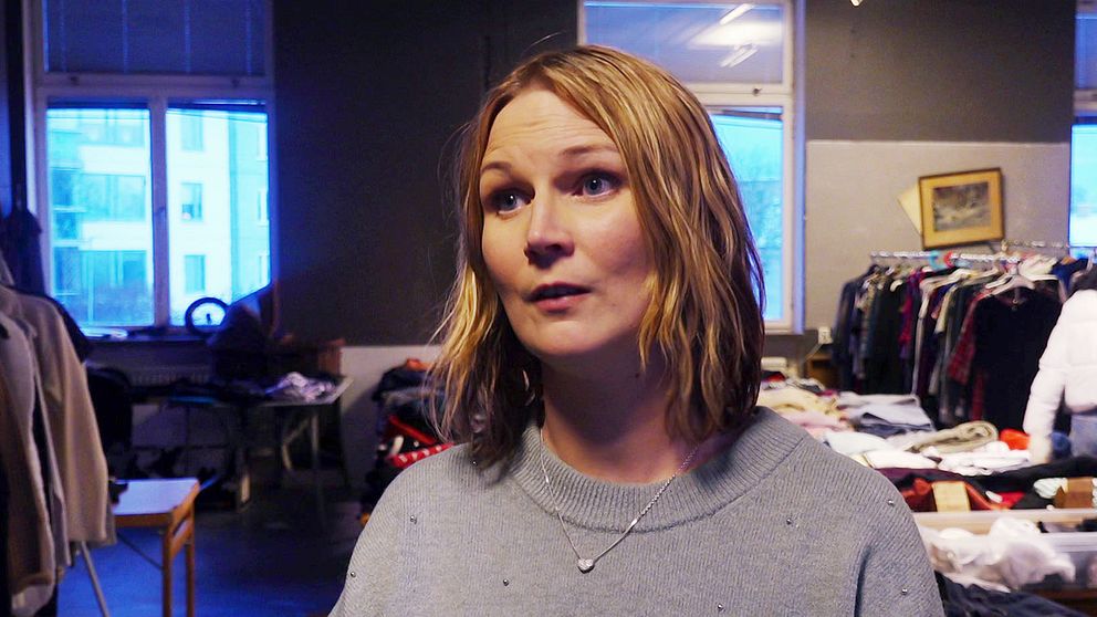 Sara Fransson från Örebro Stadsmission i grä tröja och brunblånt hår inne i en lokal berättar hur arbetet går att få ut ukrainare i Karlskoga i arbete.