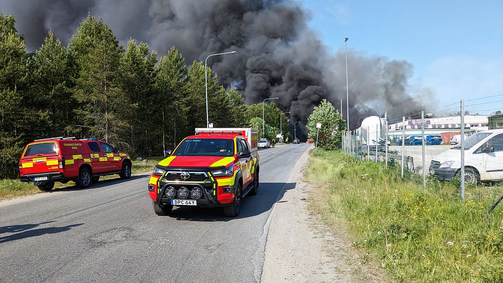 Bild på en storbrand på industriområde på storheden i Luleå.