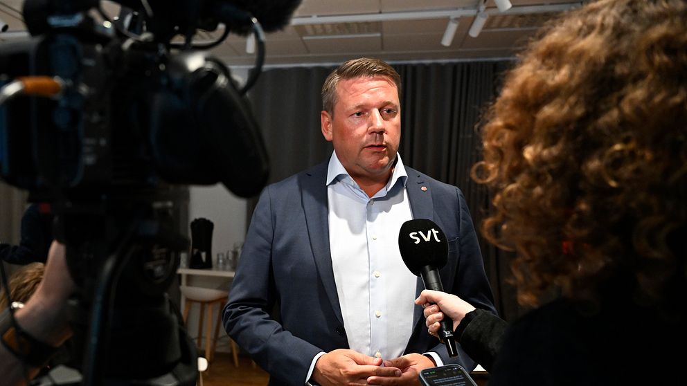 Tobias Baudin blir intervjuad av SVT.