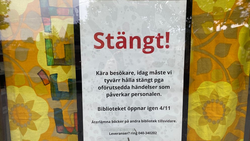 Information om stängning av biblioteket. En skylt med texten ”Stängt!” med förklaring att biblioteket är stängt på grund av oförutsedda händelser som påverkar personalen. Datum för återöppning anges som 4/11, med instruktioner angående återlämning av böcker. Bakgrunden består av färgglad, mönstrad dekoration.