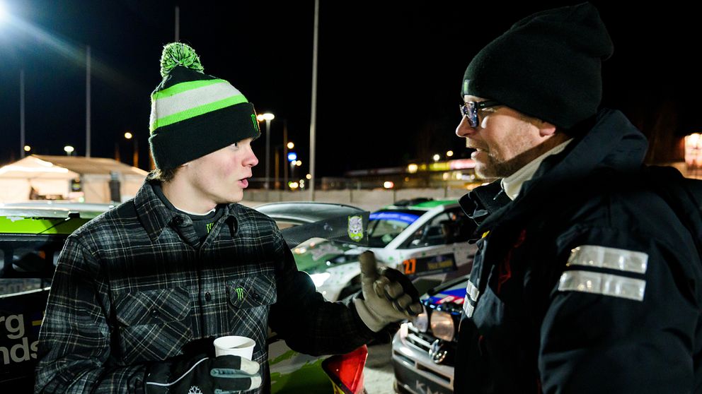 Oliver och Petter Solberg står och pratar