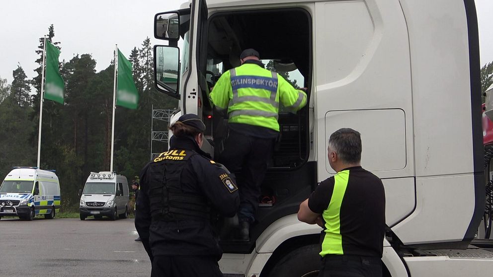 Bilinspektör från polisen och tulltjänsteman som inspekterar en lastbil vid Gävle hamn.