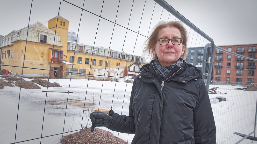 Ingela Broström framför ruinerna av Läkerolfabriken på Brynäs.