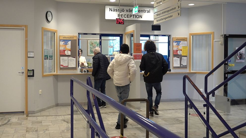 Tre personer i väntrummet på Nässjö vårdcentral.