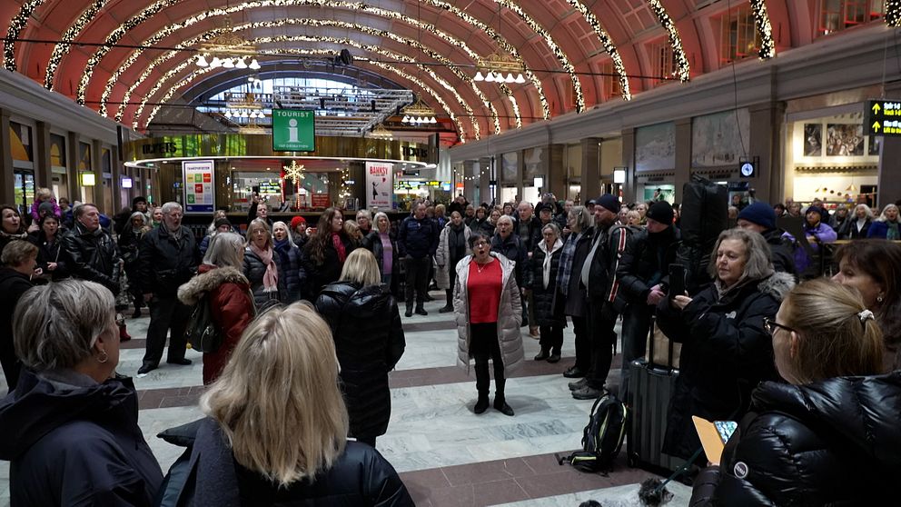 Människor på Stockholms centralstation.