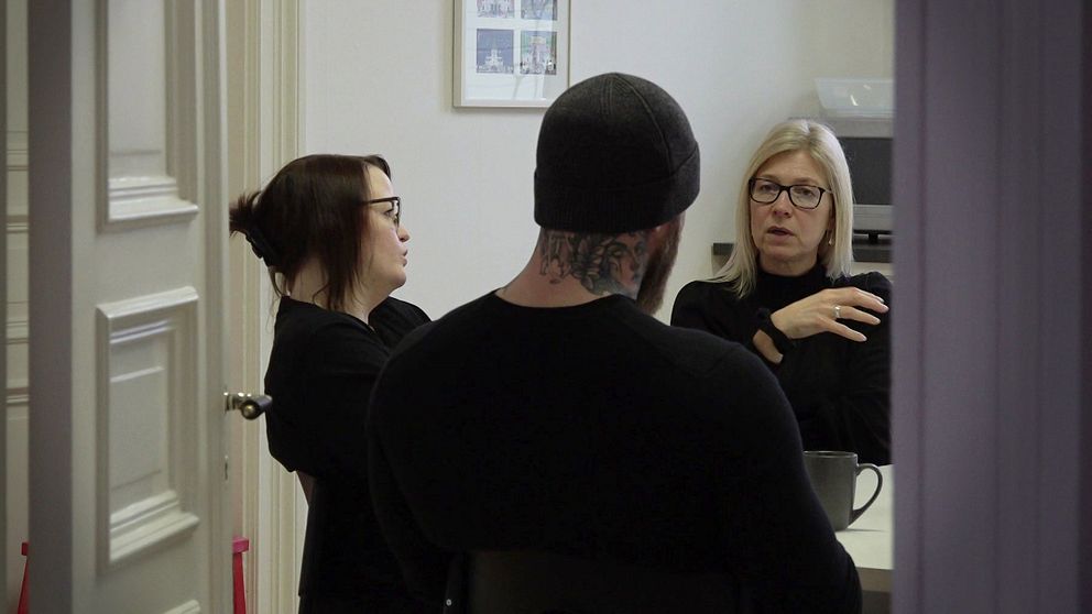 Eva Lövåker, samordnare på föreningen Hjärnkoll, pratar med två av föreläsarna