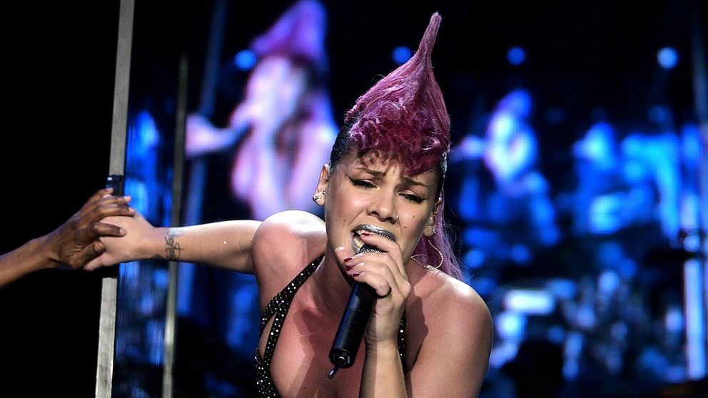 Pink kommer att dela ut 2000 bannlysta böcker på sina konserter i Miami, Florida, i veckan.