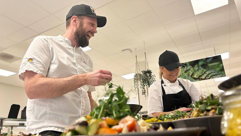 Tommy Herrgård och Marie Bergqvist skrattar och förbereder maten på Sundsta-Älvkullegymnasiet i Karlstad.
