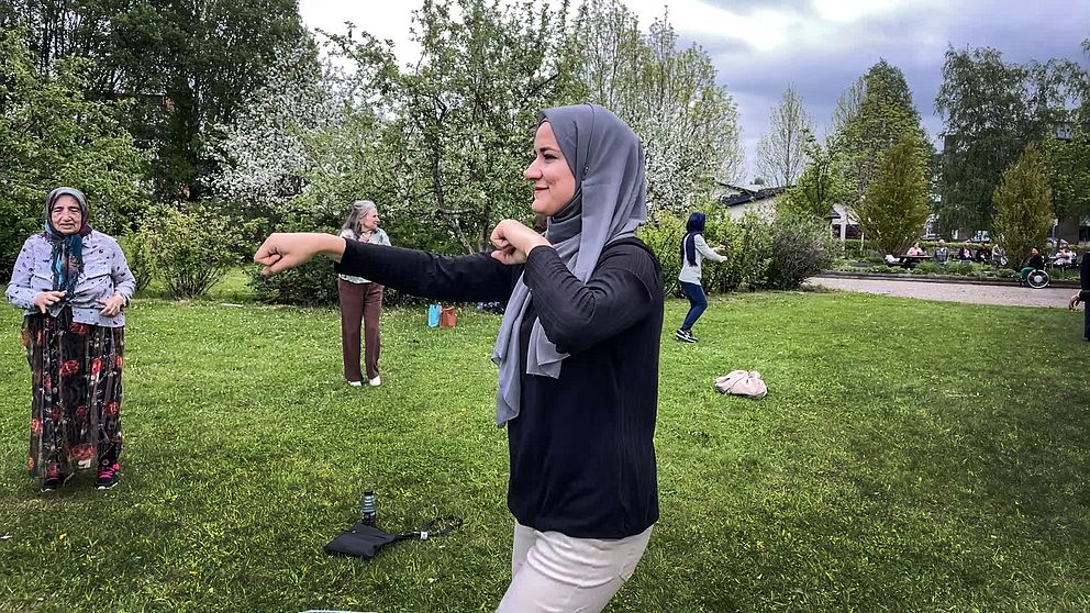 Silva Ibrahim från Internationella kvinnoföreningen gympar och pratar om EU vid Bananparken i Borlänge.