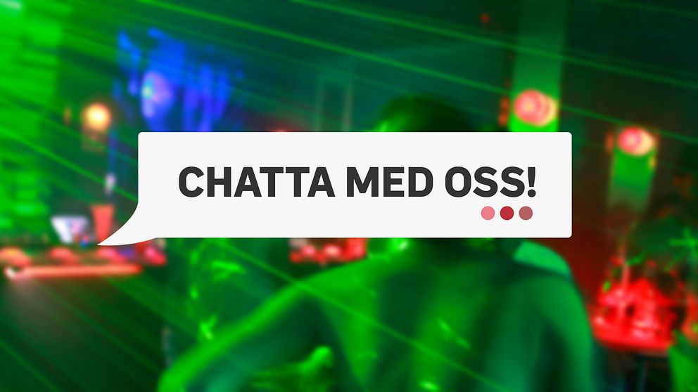 En bild från en nattklubb med grönt strålkastarljus. En man och en kvinna dansar.