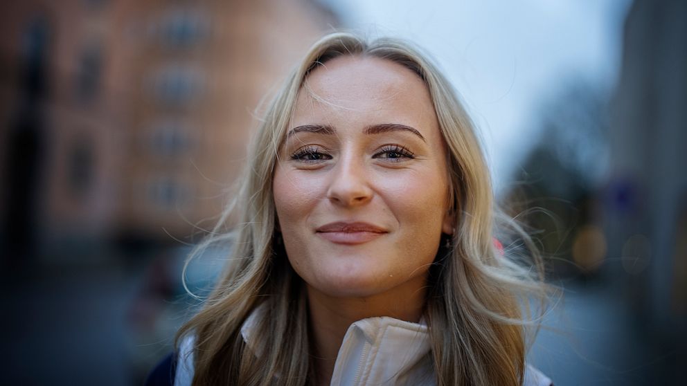 Ebba Årsjö på bild i Stockholm med vit krage på sin väst.