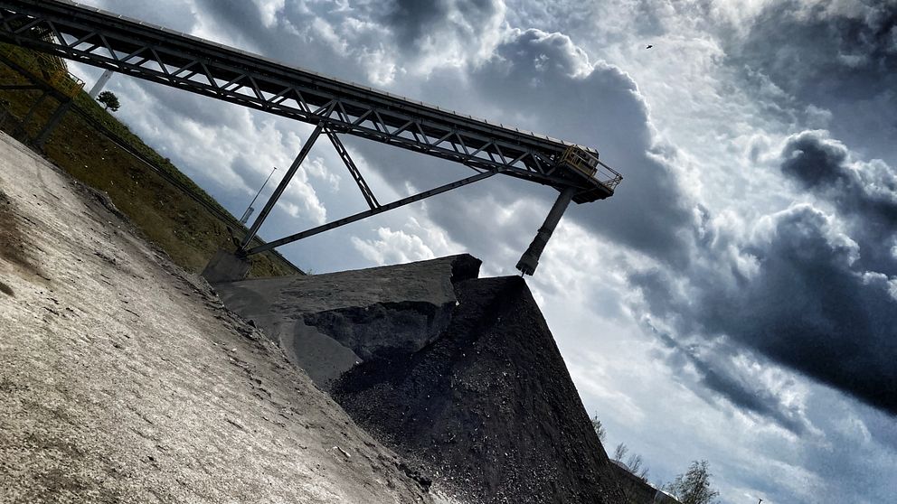 Högen med så kallad slaggrus återanvänds som fyllnadsmateriai.