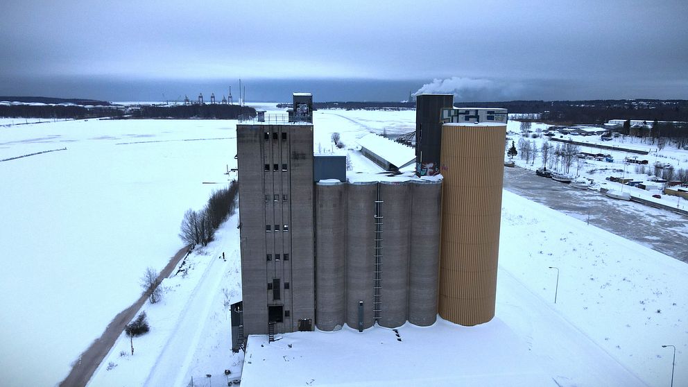 Stor byggnad i ett vinterlandskap.