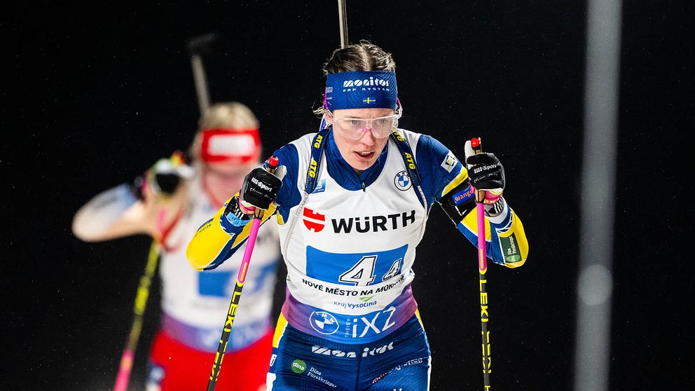 Svenska skidskytten Elvira Öberg på sistasträckan i mixed stafetten under skidskytte-VM:s första tävlingsdag i Nove Mesto 7 februari 2024.
