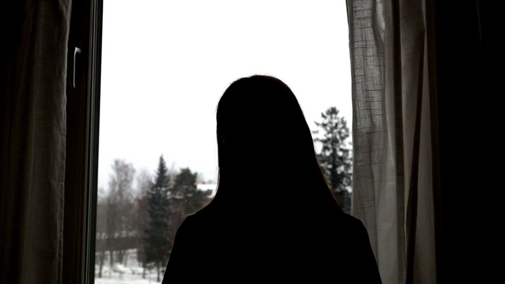 Den anonyma studenten ”Alice” sitter framför ett fönster inuti en lägenhet någonstans i Umeå